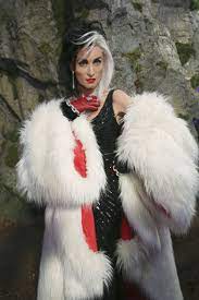 Костюмы, музыка, место действия в «круэлле» играют важнейшую роль. O Xrhsths Starichok Medovichok Sto Twitter Edinstvennaya Kruella Kotoraya Mne Zashla Za Vse Vremya Sushestvovaniya Personazha Eto Versiya Iz Odnazhdy V Skazke V Meru Bitch Svoi Bedy S Bashkoj I Predystoriya Interesnaya