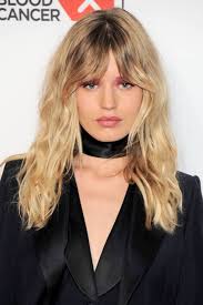Creating a contrast between dark brown hair and light blonde highlights will bring out both colors. How To Style Grown Out Roots Celebrities With Dark Roots Glamour Uk