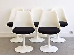 Né d'un père architecte est d'une mère sculptrice, eero saarinen hérite ses talents d'artiste de ses parents. Saarinen 5 Tulip Chairs Knoll Vintage Lausanne Switzerland