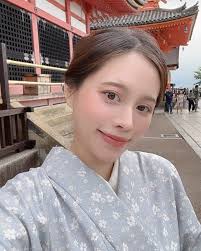 對於傳統日本和服，除了歷史書，大多是電影和舞台劇作品奠定的和服、藝伎在我心中的形象。,  像是《藝伎回憶錄》、《末代武士》、《惡女花魁》和《蝴蝶夫人》；如果是殖民文化下穿和服的女性，最鮮明的是《軍艦島》和《下女》。,  因為多少知道一些相關的歷史淵源感到很興奮，但一穿上真的直接喊救命！！,  在觀光客爆滿的清水寺階梯穿和服來回快跑，跑馬燈也跟著在腦裡一起快轉，熱到起火💗, ...