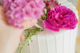 100 g ausreichend für ca. Kuchen Miezen Back Blog Anleitungen Torten Kurse Torten Aufleger Torten Mit Echten Blumen Dekorieren