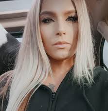 If anyone knows Kelise Fullerton I have her tcard and messaged her