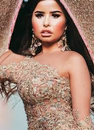 Charlotte Grimm's Instagram, Twitter & Facebook