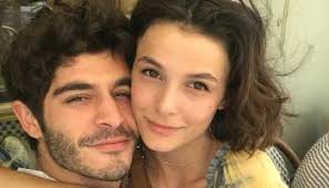 2 actori, care in acest caz par a fi, contrar a. Burak Deniz Ceren Moray Busra Develi Punk Viatacuaromadecafea