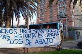 Partido de la u decidió apoyar la moción de censura, sentenciando mayorías. Jueguen Como Cobran La U Es Despedida Y Recibida Con Lienzos La Tercera