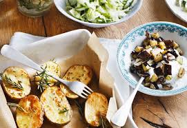 Braterdapfel Mit Chinakohl Salat Und Melanzani Dip Frisch Gekocht Rezept Chinakohl Rezepte Frisch Gekocht