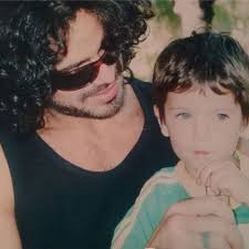 Desde que comenzó a pero al no poder dedicarle todo el tiempo que le hubiera gustado a la crianza de su hijo, luciano. Dos Gotas De Agua El Increible Parecido De Luciano Castro Con Su Hijo Mateo Infobae