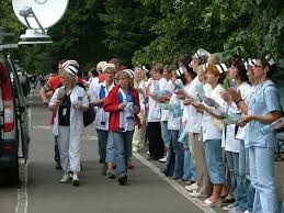 Protest pielęgniarek w ramach międzynarodowego dnia pielęgniarki. 2007 07 09 Protest Pielegniarek Jest Legalny Wikinews Wolne Zrodlo Informacji