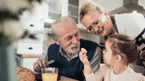 Abuelos, tíos, hijos y todos los que han sido padres tendrán su momento para ser homenajeados y reconocidos como los mejores papás. Por Que Se Celebra El Dia De Los Abuelos As Com