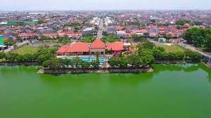 Dengan fasilitas yang cukup memadai kamu bisa menikmati keindahan danau sembari mencicipi kuliner yang menggugah selera. 45 Tempat Wisata Di Bekasi Yang Populer Terbaru