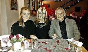 Nu a vrut loc de veci pe aleea artiștilor de la cimitirul bellu, marilena adam, nașa de cununie. , a mai spus nașa de cununie a lui. Cine Sunt Simona Secrier Èi Mihaela Constantinescu Actuala Èi Fosta SoÈie Ale Lui Mihai Constantinescu Foto Impact