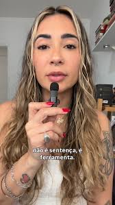 Eu sou muitas em uma só Ao longo da vida, vamos vestindo diferentes papéis,  assumindo funções, entregando versões Cada nome carrega uma história, um  afeto, uma construção E todos eles me lembram