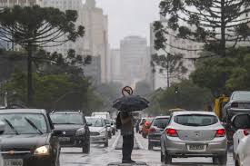 Sol com muitas nuvens durante o dia e períodos de céu nublado. Mudanca No Clima Chuvas Irregulares Se Aproximam De Curitiba