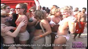 Wild Spring Break Beach Party Coeds Flashing - XNXX.COM