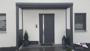 Ein Alu Hausturvordach Der Marke Rexovita Vsg 3m X 1m In Anthrazit Mit Seitenwand Board Plexi Dieses Alu Ha Hausturuberdachung Hausturvordach Vordach Modern