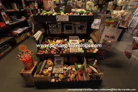 Bahan makanan basah biasanya dijual di pasar. Kedai Runcit No 12