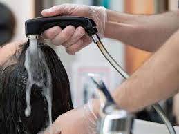 Die bundesregierung hat sich auf eine testpflicht für urlaubsrückkehrer geeinigt. Corona Testpflicht Beim Friseur Regel Entfallt Fur Geimpfte Und Genesene Panorama