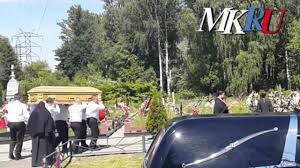 Жизнь яркой и жизнерадостной певицы оборвалась 15 июня 2015 года после долгой борьбы с онкологическим заболеванием. Pohorony Zhanny Friske Kak Eto Bylo Golaya Pravda