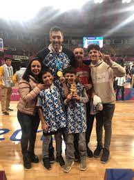 Luis scola's wife pamela scola age is reported to be 35 years but the official age is yet to be disclosed. Twitter à¤ªà¤° Pamela Rocchetti Lima2019