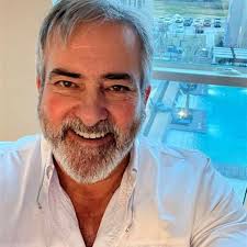 Western ski resorts near airports with good Christmas snow