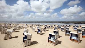 Bitte bleiben sie zunächst zu hause und gehen nicht direkt zu einem arzt oder der notaufnahme, sondern rufen sie entweder ihren hiesigen hausarzt oder die nummer 116 117 an. Over 13 000 Expected At Sylt Beach Party The Local