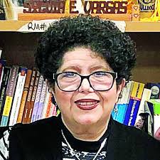 Comparte escritora su trabajo literario 'La Catarina'