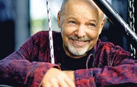 Oltre all'amore e al senso delle vita, di cui abbiamo trattato prevalentemente, l'autore ha trattato anche altri temi che caratterizzano le. Le Dieci Canzoni Piu Belle Del Decennio Di Vasco Rossi
