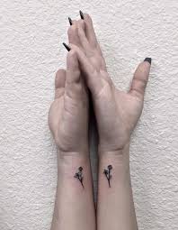 30 Pequenos Tatuajes Que Son Perfectos Para Ilustrar El Amor Entre Tu Y Tu Pareja Small Tattoos Tattoos Friend Tattoos