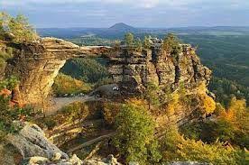 Ne nadarmo je vyhlídkové terase bastei přezdíváno perla saského švýcarsko. Pravcicka Brana Prebischtor Cesko Saske Svycarsko Czech Republic The Original Place From The Movie Czech Republic Travel Czech Republic Prague Czech Republic