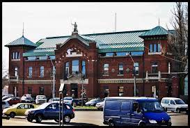 La originea a ceea ce numim astazi burse de marfuri sau burse de valori/piete financiare stau locurile unde se schimbau in trecut produse reale si financiare. Fosta Cladire Bursa Marfurilor Actuala Club The Ark Mapio Net