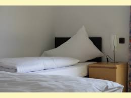 Visualizza altre idee su camera, idee arredamento camera realizzare una camera da letto rustica è possibile: Le Nostre Camere A Tre E Quattro Letti Sono Dotate Di Un Letto Matrimoniale E A Seconda Della Tipologia Di Camera Di Uno O Due Letti Singoli Una Connessione Tv