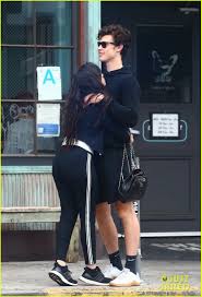 Shawn mendes height 6 feet 2 inches (188 cm/ 1.88 m) and weight 83 kg (183 lbs). Shawn Mendes Camila Cabello Hold Hands Flaunt Pda At Sunday Brunch Photo 4319100 Camila Cabello Shawn Mendes Pictures Just Jared
