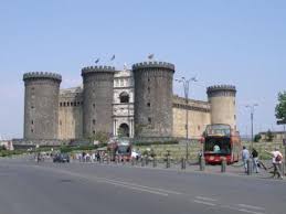 Die stadt wurde längst zum populärsten erholungsort, das leben braust hier tag und nacht, und die gäste gibt es viele in jede. Urlaub In Neapel Sehenswurdigkeiten Und Aktivitaten