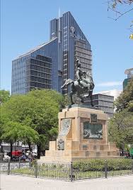 Plaza Libertad... el corazón de la capital de Santiago del Estero, la estatua ecuestre en honor a Manuel Belgrano y el edificio del Complejo Juan Felipe Ibarra.