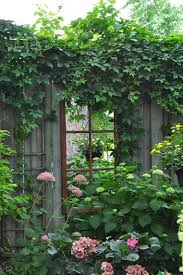 Spiegel Tolle Art Eine Mauer Einen Zaun Zu Schmucken Oder Einen Garten Ich Liebe Diese In 2020 Garden Mirrors Small Cottage Garden Ideas Country Garden Decor