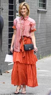 Delta Goodrem In Quirky Ensemble With Best Pal Renee Bargh Aktuelle Boulevard Nachrichten Und Fotogalerien Zu Stars Sternchen