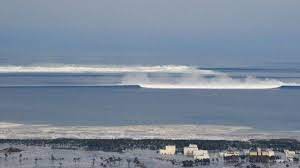 Kräftiger wind und hohe wellen sind die perfekte voraussetzung für surfer. Die Angst Vor Der Welle Panorama