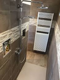 Salle De Bain Moderne De Douche Ouverte Et De Plain Pied Grace A Son Receveur Extra Plat Une Sal Douche En Coin Douches Ouvertes Salles De Bains Lumineuses