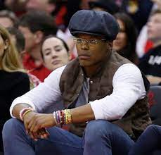Likewise, cam has dark brown eyes and hair of the same color. Tall Story Newton Offers Passenger 1 500 For His Seat On Flight Tiebreaker