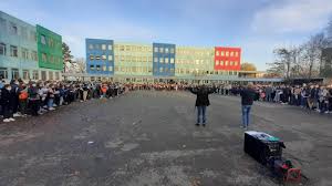 Puis si nous chanterons encore la liberté aux mémoires de nos amis morts autant que dessineront tous les gamins du monde ton nom sur les arbres et puis parfois des jocondes aux pinceaux qui font les vinci les wolinski puis tous nos frères qui font les c**tures des pays ami c'est pas fini ami il reste. Amiens Les Eleves Du College Edouard Lucas Chantent En Memoire De Samuel Paty