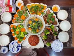 Mâm cỗ cúng rằm tháng giêng 2021 hầu như không thể thiếu thịt gà, xôi gấc/bánh chưng. Fh4sigok8m2j8m