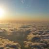 航空機の窓は，操縦室前方の 風防（windshield） と 操縦室の窓（cockpit window） ， 客室窓（cabin window） の3種に大別され，いずれも与圧荷重に十分耐えられ，また単一層の破壊でも最大与圧と空気力と温度効果を合わせた荷重に耐えられるよう設計されている。 3