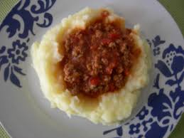 300 g ficat de pui, 1 buc ceapă, 3 căței usturoi, 1 lingură ulei, 1 lingură unt, 4 linguri supă de pui sau vită, după gust sare, după gust piper, 1 vârf de cuțit zahăr, după preferințe verdeață, 1/2 kg cartofi, 2 linguri unt topit, 25 ml lapte fierbinte, 1 lingură smântână dulce. Camy Bucatareasa Carne Tocata Cu Sos Si Piure De Cartofi