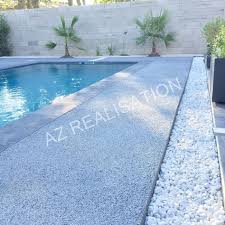 Contour De Piscine En Beton Drainant Colore Et Decoration En Galets Blanc Piscine Beton Revetement Sol Exterieur Tour De Piscine