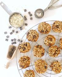 Ricetta e consigli per preparare in casa dei biscotti alle mandorle deliziosi e semplici, da sgranocchiare in ogni momento della giornata. Biscotti Veloci All Avena 2 Ingredienti In 5 Minuti Babygreen