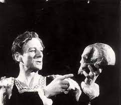 John Gielgud as Hamlet holding the skull in the graveyard scene 1944  production of Hamlet | John Gielgud Picture #15593713 - 454 x 392 -  FanPix.Net