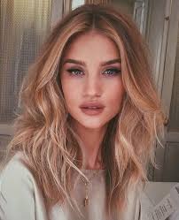 Stunning Rosie Huntington Whiteley With Soft Hair Waves And Cat Flick Eyeliner Hair Lengths Hair Beauty Medium Hair Styles