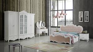 Teknik özelliklertakım i̇çeriği1 adet bazalı karyola ve başlığı, 1 adet gardırop, 2 adet komodin ve 1 adet aynalı şifonyerden oluşmaktadır.kullanılan malzeme%100 mdf 'den üretilmiştir.yatak veya baza ölçüsü160 x 200 cm'dir. Alyans Country Yatak Odasi 9 500 00 Tl Inegol Mobilya Modelleri