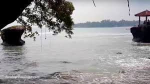 Pantai ini memiliki keunikan tersendiri tak seperti pantai lainnya, pantai karang bolong tidak berpasir. Pesona Pantai Karang Bolong Dikyandikaa