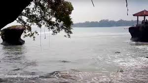 Ciri khas dari pantai adalah batu karang besar yang bolong. Pesona Pantai Karang Bolong Dikyandikaa